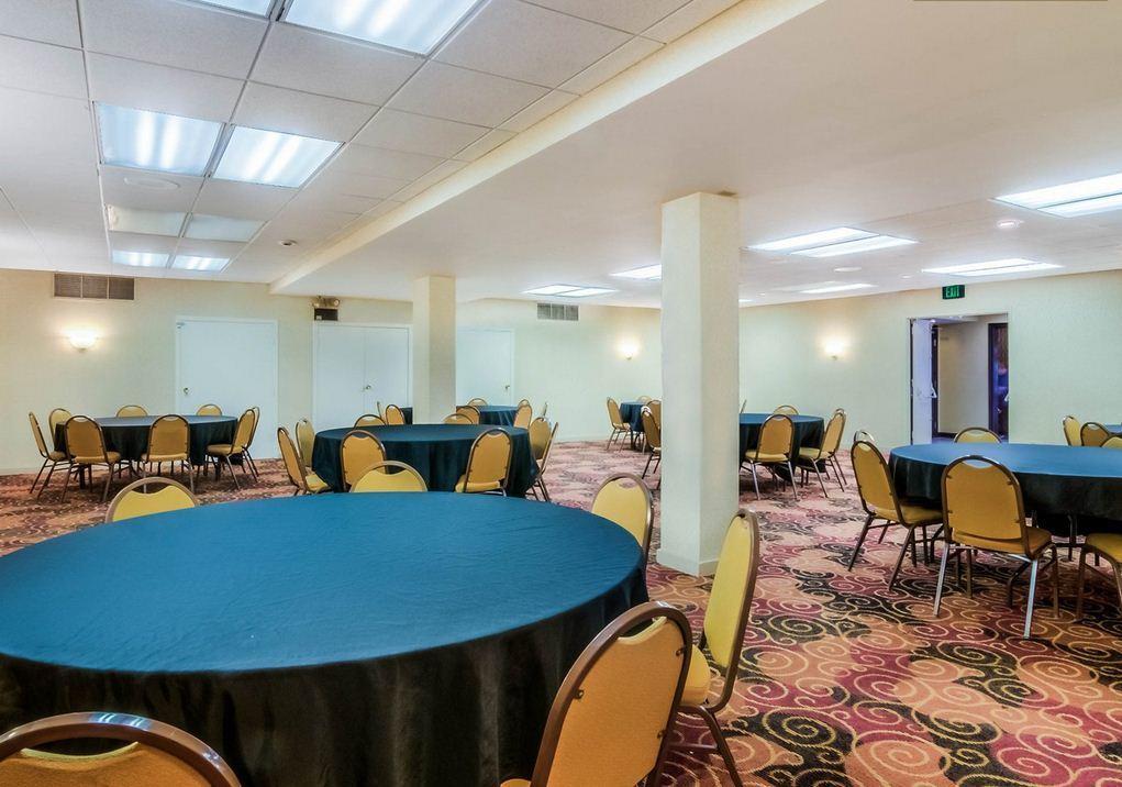 Econo Lodge - South Bend Bagian luar foto
